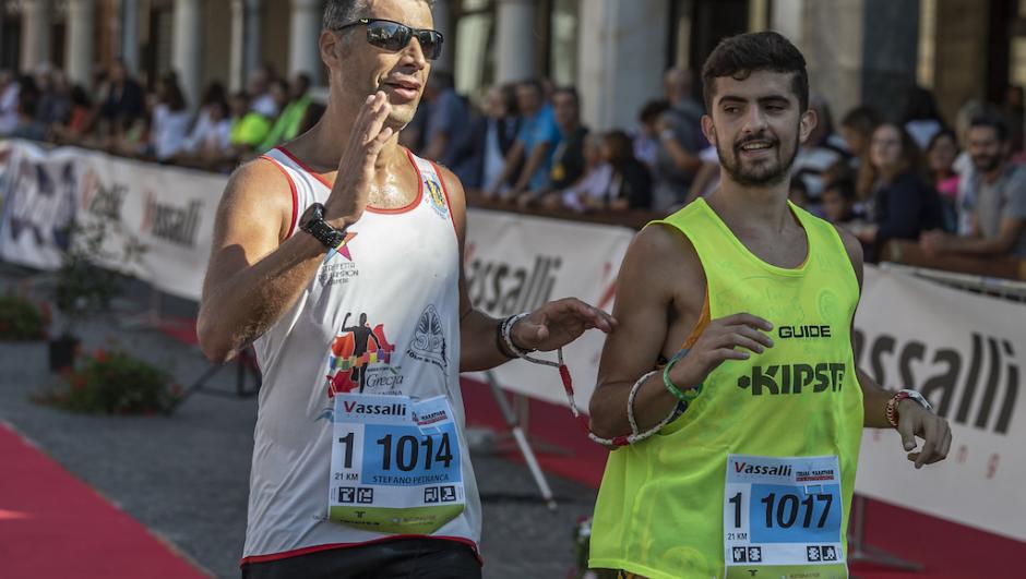 Stefano Petranca nel 2019, al traguardo della mezza maratona di Ferrara, insieme alla sua guida Cristian Mega. Foto Benini