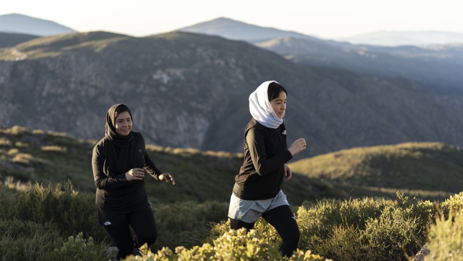 Le due ragazze afghane ZEINAB E ZAHRA durante l'allenamento - Foto di The North Face