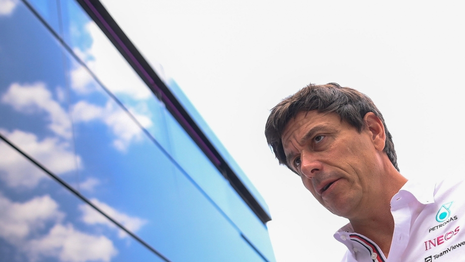 epa10097121 Team chief of Mercedes-AMG Petronas Toto Wolff arrives for the first practice session of the Formula One Grand Prix of Hungary at the Hungaroring circuit in Mogyorod, near Budapest, Hungary, 29 July 2022. The Formula One Grand Prix of Hungary will take place on 31 July 2022.  EPA/Zsolt Czegledi HUNGARY OUT