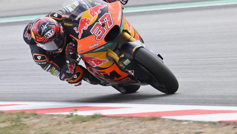 BARCELONA, SPAIN - JUNE 04: Augusto Fernandez of Spain and Red Bull KTM Team Ajo rounds the bend during the Moto2 qualifying practice during the MotoGP of Catalunya - Qualifying at Circuit de Barcelona-Catalunya on June 04, 2022 in Barcelona, Spain. (Photo by Mirco Lazzari gp/Getty Images)