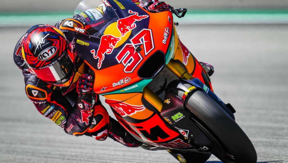 epa09993674 Spanish Moto2 rider Augusto Fernandez, of Red Bull JTM Ajo team, takes a bend during a free practice for the Catalonia Grand Prix race at Circuit de Barcelona-Catalunya track, in Montmelo, Barcelona, northeastern Spain, 03 June 2022. The Motorcycling Grand Prix of Catalonia will take place on 05 June 2022.  EPA/ENRIC FONTCUBERTA