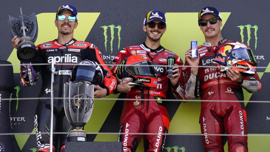 epa10110017 Italian Francesco Bagnaia of Ducati Lenovo Team (C) celebrates on the podium after winning the Moto GP with Spanish Maverick Vinales (L) of Aprilia Racing, second placed, and Australian Jack Miller of Ducati Lenovo Team, third placed, during the Motorcycling British Grand Prix at the Silverstone Circuit race track in Silverstone, Britain, 07 August 2022.  EPA/ANDREW YATES
