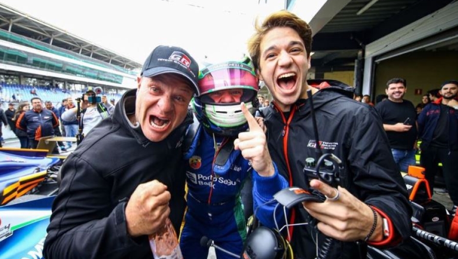 Rubens Barrichello festeggia insieme ai figli (foto @rubarrichello)