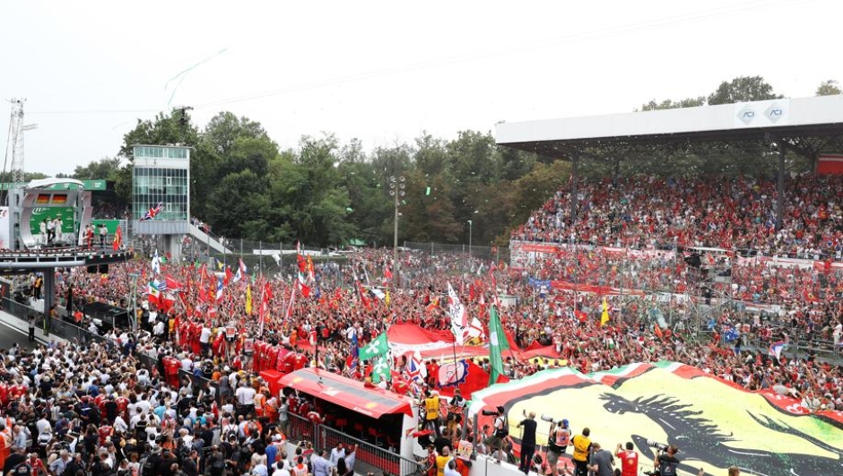 Il celeberrimo bandierone Ferrari lungo il rettilineo sotto il podio di Monza