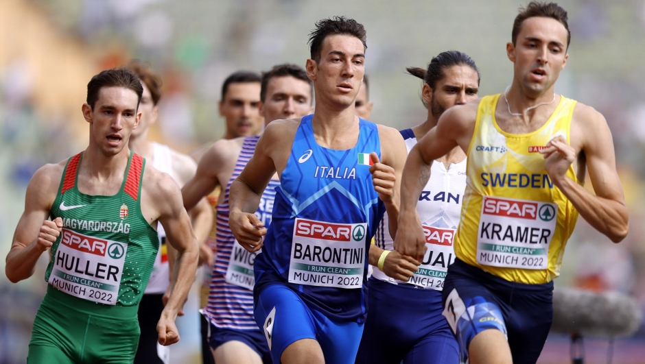 epa10126944 Andreas Kramer of Sweden, Simone Barontini of Italy and Daniel Huller of Hungary compete in one of the Heats of the men's 800m during the Athletics events at the European Championships Munich 2022, Munich, Germany, 18 August 2022. The championships will feature nine Olympic sports, Athletics, Beach Volleyball, Canoe Sprint, Cycling, Artistic Gymnastics, Rowing, Sport Climbing, Table Tennis and Triathlon.  EPA/RONALD WITTEK