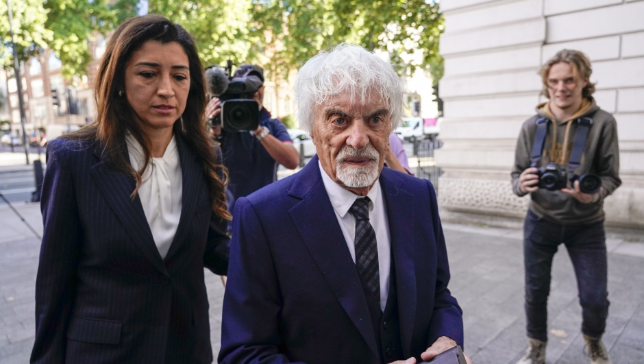 L'arrivo in tribunale di Bernie Ecclestone a Londra. AP