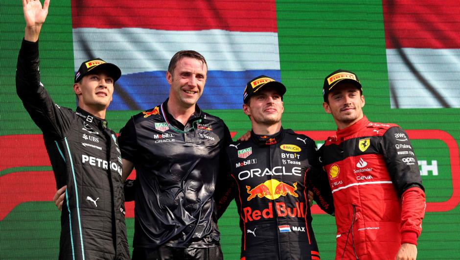 Charles Leclerc (a destra) sul podio in Olanda. AFP