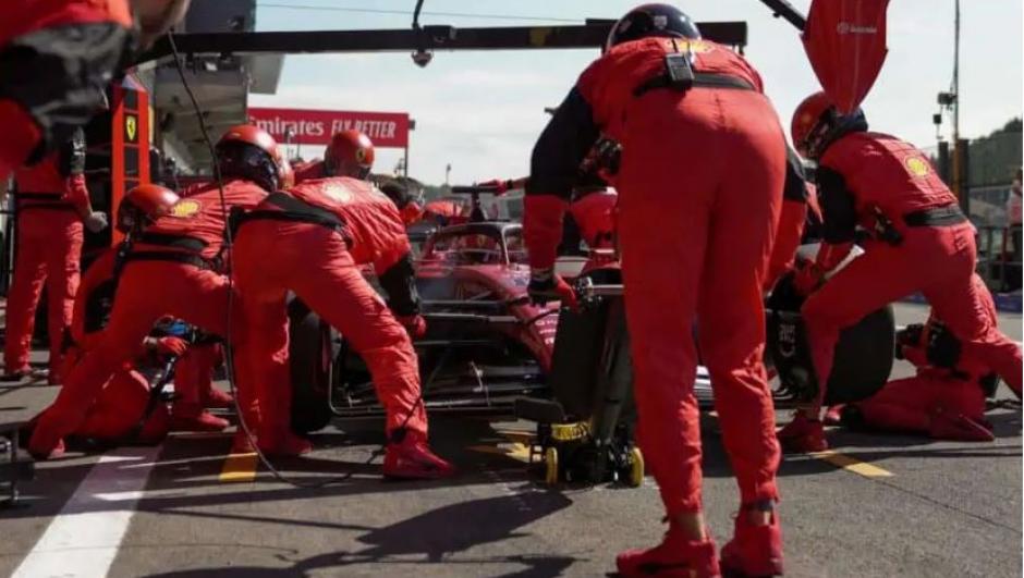 Un pit stop della Ferrari di Charles Leclerc