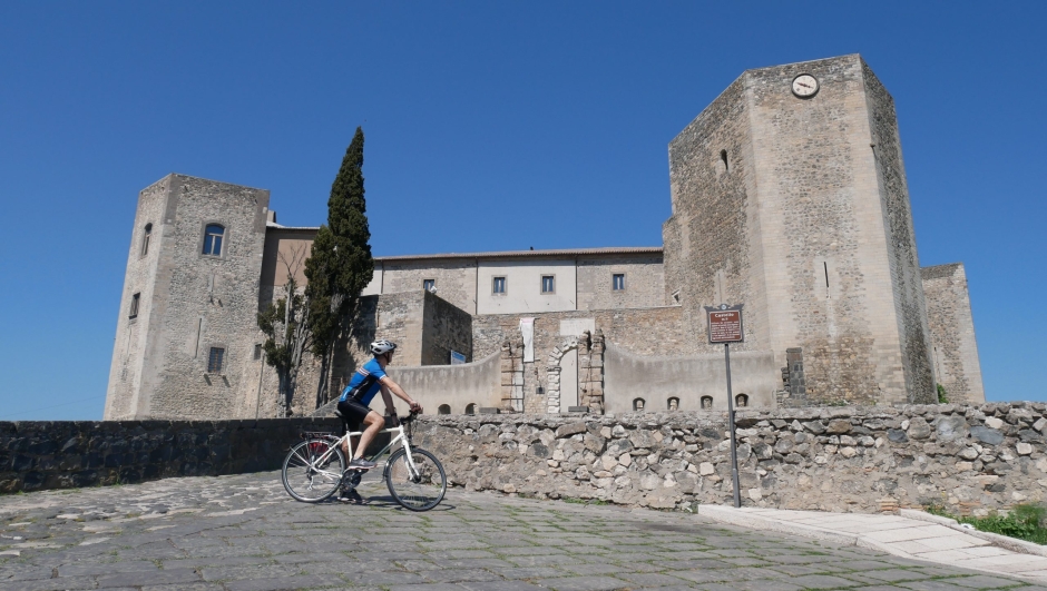Il castello di Melfi diventa uno sfondo suggestivo per le pedalate dei cicloamatori (foto Regione Basilicata)