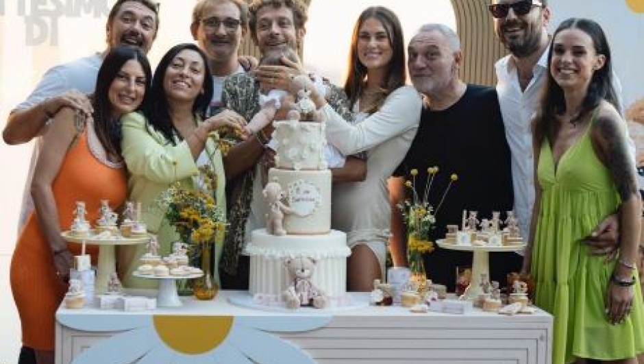 Foto ricordo con la torta per Valentino Rossi e la piccola Giulietta