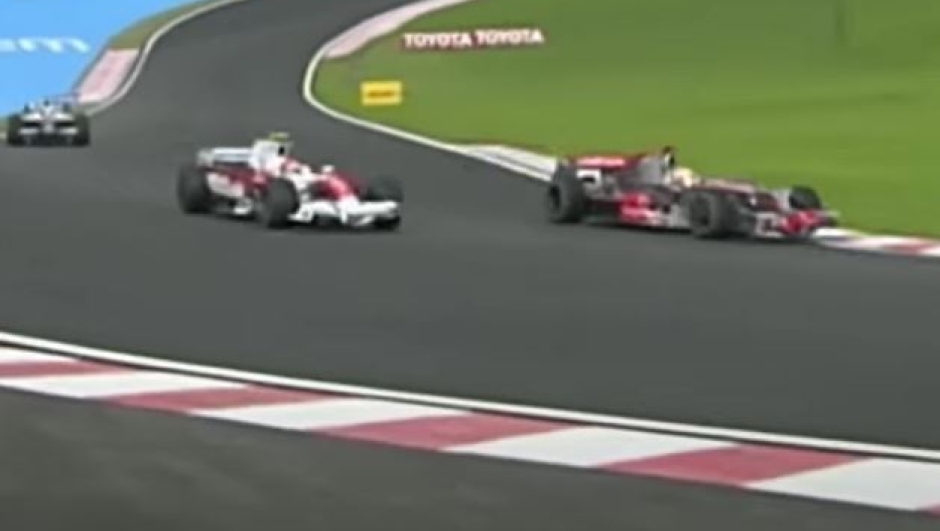 Il sorpasso di Lewis Hamilton a Timo Glock, decisivo per il Mondiale F1 2008