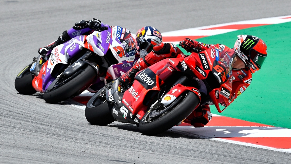 Ducati Pramac French rider Johann Zarco (L) and Ducati Italian rider Francesco Bagnaia ride during the fourth MotoGP free practice session of the Moto Grand Prix de Catalunya at the Circuit de Catalunya on June 4, 2022 in Montmelo on the outskirts of Barcelona. (Photo by Pau BARRENA / AFP)