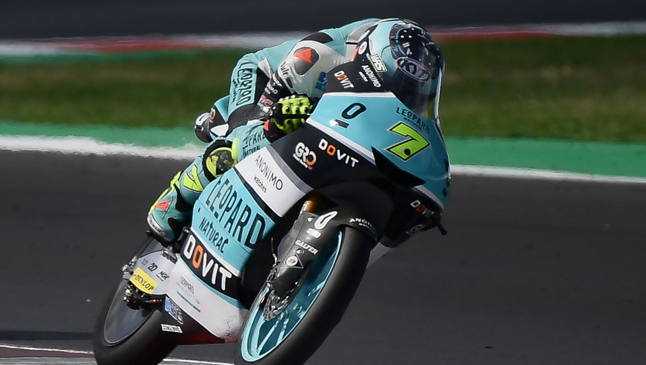 Leopard Racing's Italian rider Dennis Foggia competes during the San Marino Moto3 race at the Misano World Circuit Marco-Simoncelli in Misano Adriatico on September 4, 2022. (Photo by Filippo MONTEFORTE / AFP)