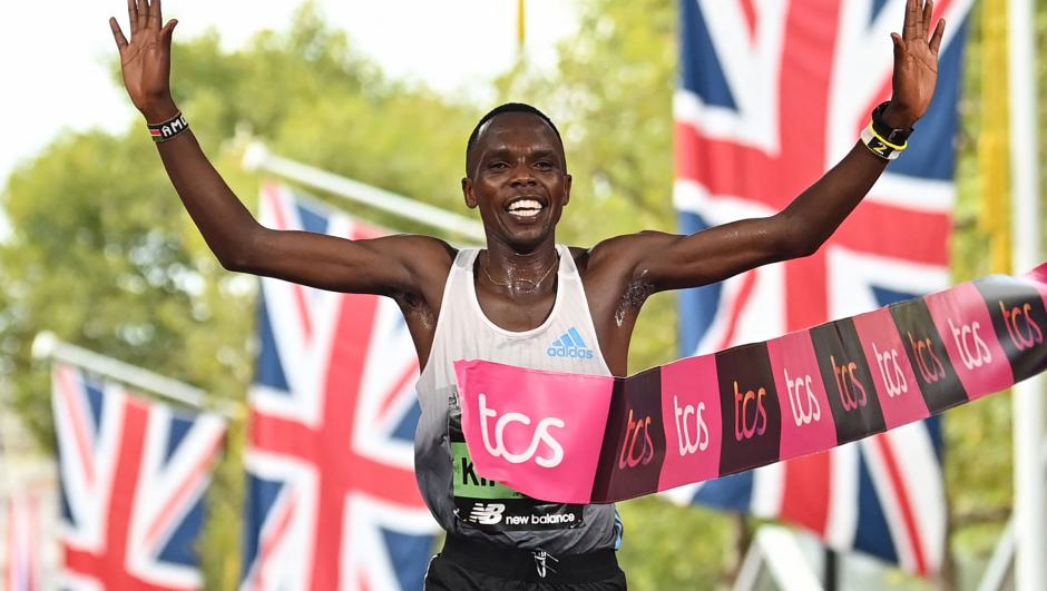TOPSHOT - Kenya's Amos Kipruto breaks the tape to win the men's race at the finish of the 2022 London Marathon in central London on October 2, 2022. (Photo by Glyn KIRK / AFP) / Restricted to editorial use - sponsorship of content subject to LMEL agreement.