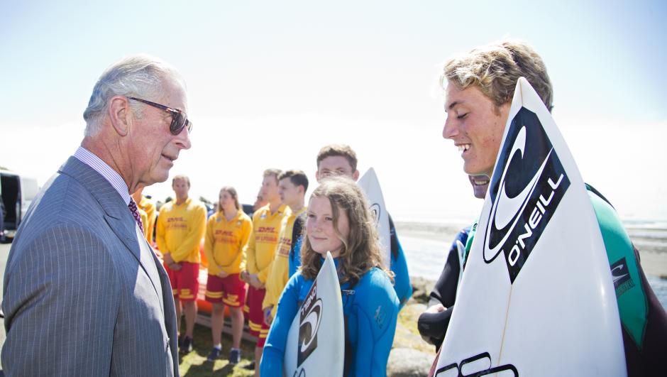 Il re Carlo - ma in veste di principe - incontra i surfisti in Nuova Zelanda nel 2015. Ph. SNPA / Fairfax, Charlotte Curd via Getty