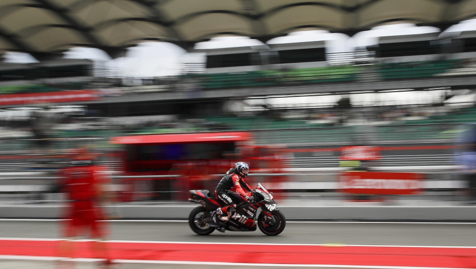 epa10256731 Spanish MotoGP rider Maverick Vinales of the Aprilia Racing Team in action during free practice session at the Malaysia Motorcycling Grand Prix in Sepang, Malaysia, 21 October 2022. The 2022 Malaysia Motorcycling Grand Prix will take place on 23 October.  EPA/FAZRY ISMAIL