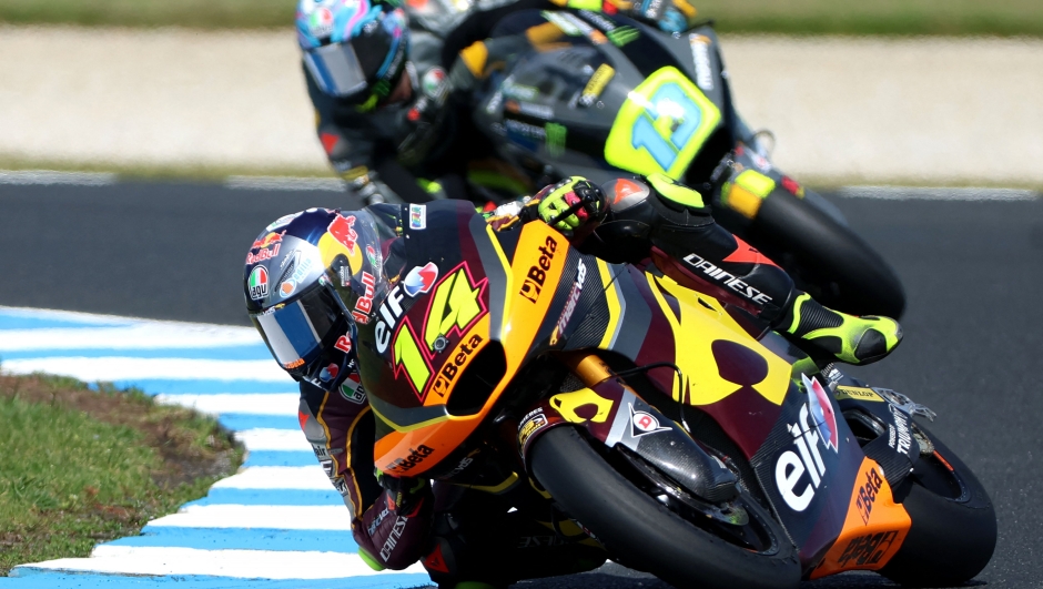 Elf Marc VDS Racing Team's Italian rider Tony Arbolino rides his bike during the Moto2 third free practice session in Phillip Island on October 15, 2022, ahead of Australian MotoGP Grand Prix. (Photo by Glenn Nicholls / AFP) / -- IMAGE RESTRICTED TO EDITORIAL USE - STRICTLY NO COMMERCIAL USE --