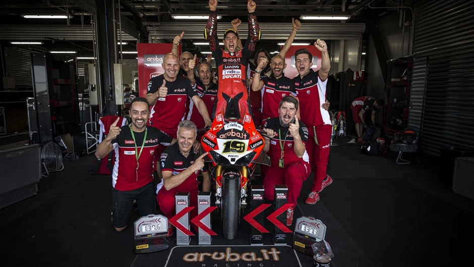 La gioia di Alvaro Bautista e del team Ducati per la vittoria in Argentina