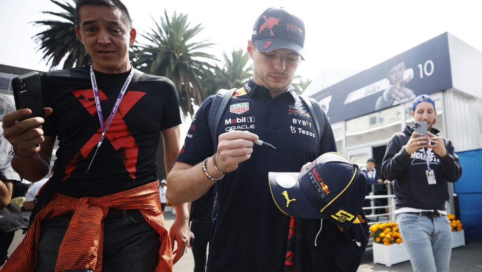 Max Verstappen firma autografi ai fan in Messico. GETTY