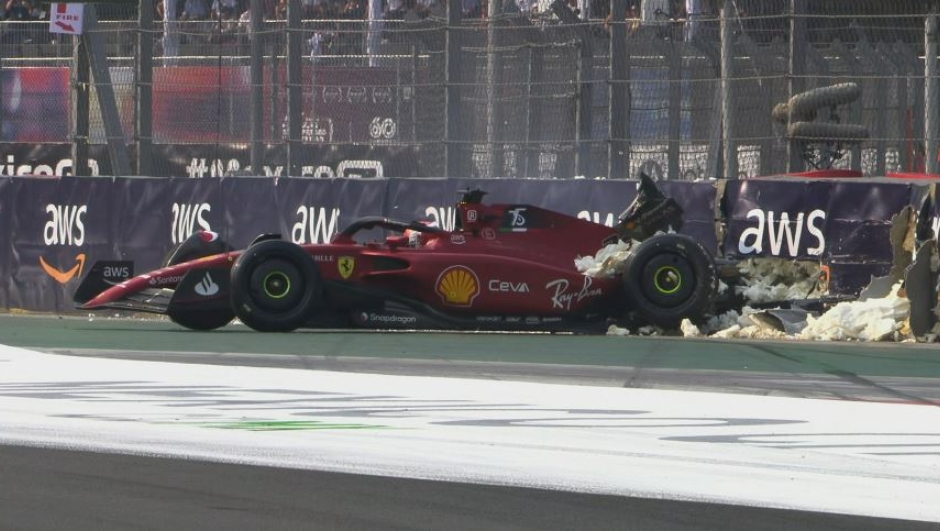 La Ferrari di Leclerc contro le barriere in curva 8 nelle FP2