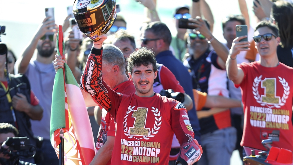 Francesco Bagnaia esulta per il titolo MotoGP. AP