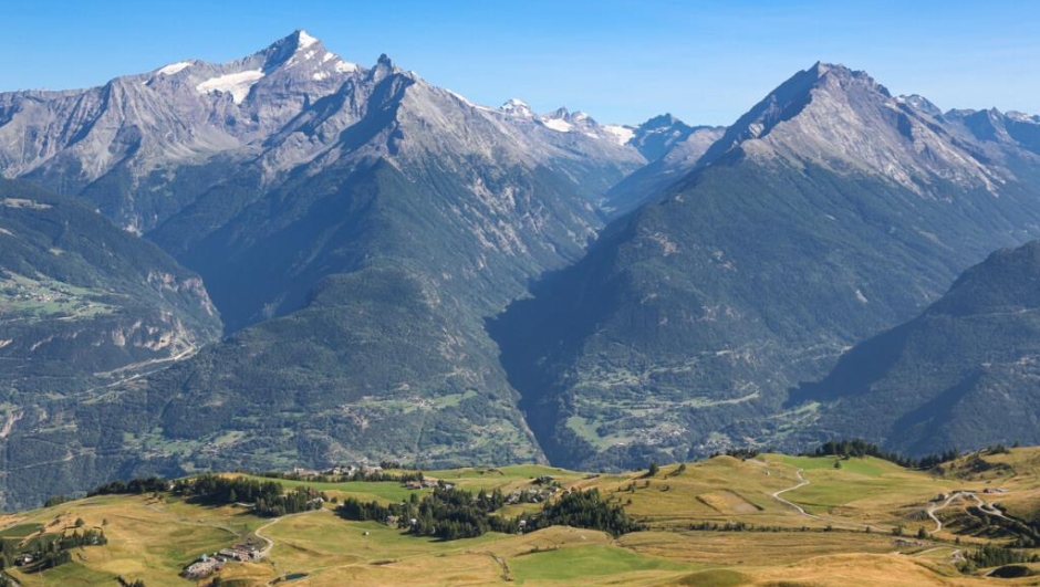 Il panorama intorno a Vetan (foto Regione Valle d'Aosta)