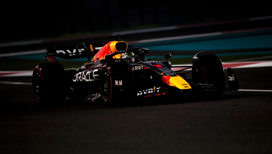 epa10312886 Dutch Formula One driver Max Verstappen of Red Bull Racing in action during the second practice session of the Abu Dhabi Formula One Grand Prix 2022 at Yas Marina Circuit in Abu Dhabi, United Arab Emirates, 18 November 2022. The Formula One Grand Prix of Abu Dhabi will take place on 20 November 2022.  EPA/ALI HAIDER