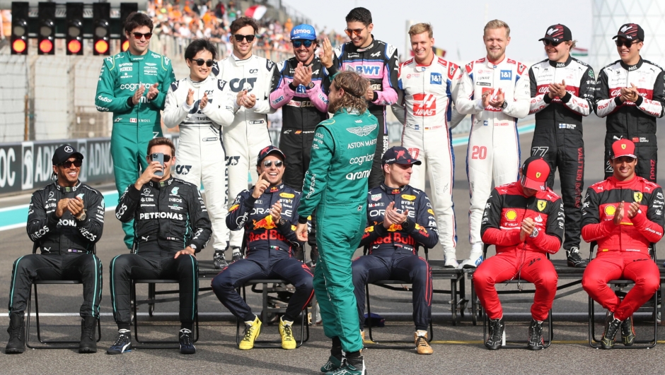 L'omaggio dei colleghi piloti a Sebastian Vettel prima del GP nella foto ufficiale del 2022.
