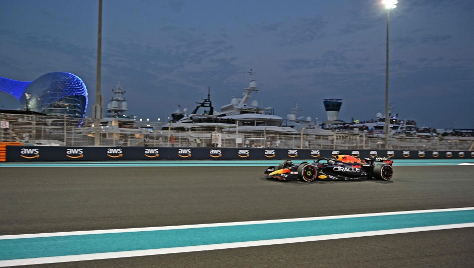 Red Bull's Dutch driver Max Verstappen drives during the Abu Dhabi Formula One Grand Prix at the Yas Marina Circuit in the Emirati city of Abu Dhabi on November 20, 2022. (Photo by Karim Sahib / AFP)