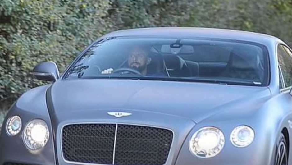 Olivier Giroud, 36 anni, al volante della sua Bentley (foto YouTube)