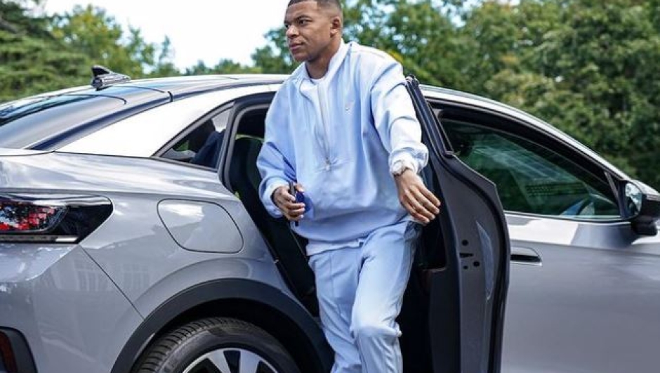 Kylian Mbappé, 23 anni, scende da una delle sue auto (foto Instagram Kylian Mbappé)