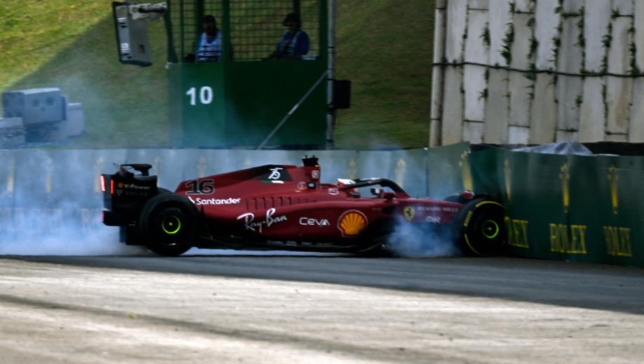 La Ferrari di Leclerc a muro