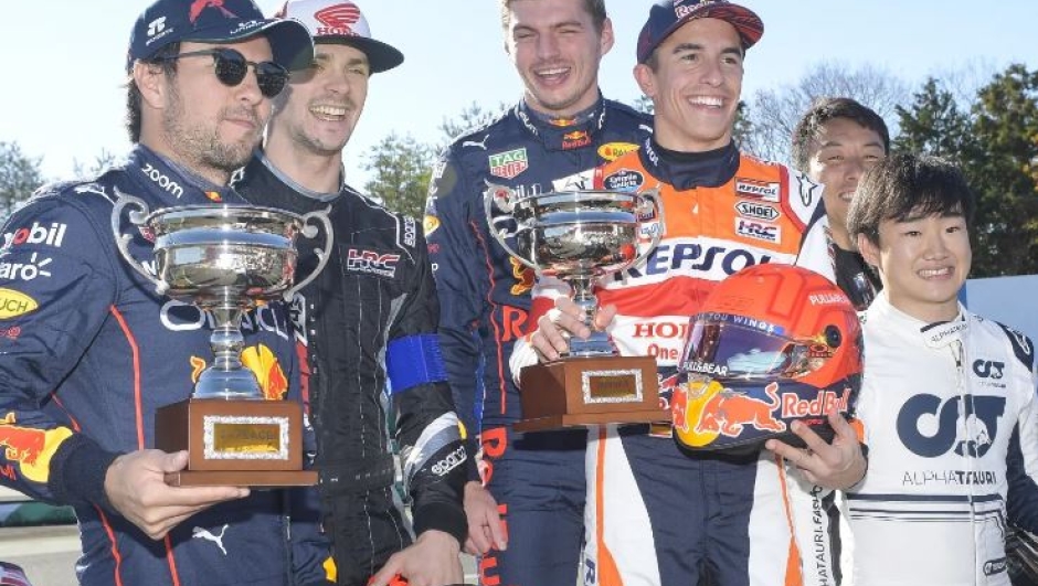 Il podio della gara di kart organizzata da Honda: Verstappen e Marquez vincitori (foto @hondaracingglobal)