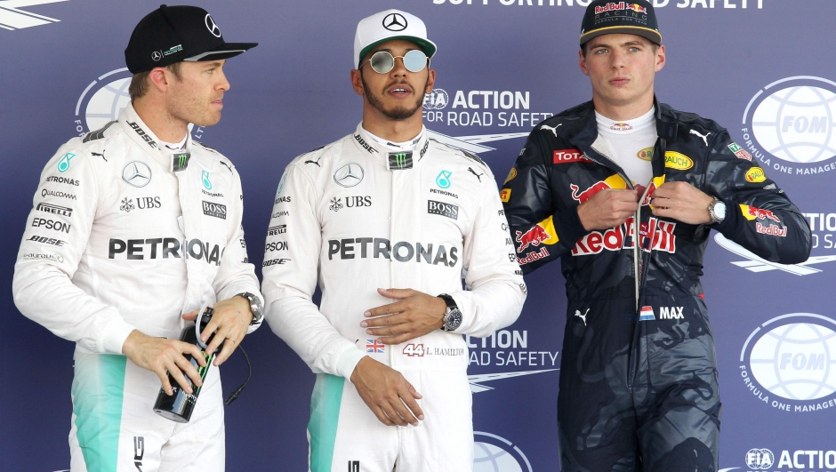 Rosberg (a sin) con Hamilton e Verstappen. AFP
