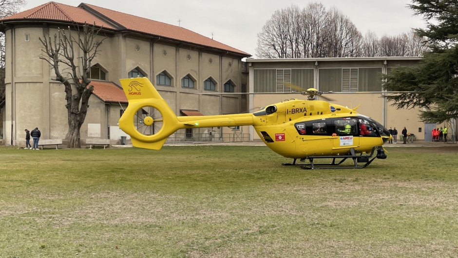 Un dodicenne è stato trasportato in ospedale in gravi condizioni dopo essere caduto da un'altezza di 4 metri a scuola stamani a Saronno, nel Varesotto, 13 dicembre 2022. ANSA/AGENZIA BLITZ VARESE