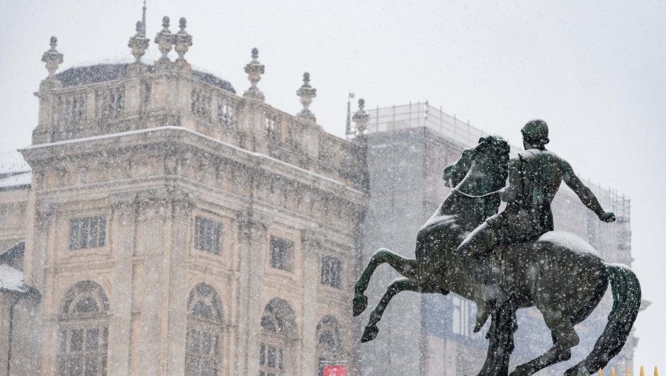 Foto LaPresse 15/12/2022 Torino (Italia) - cronaca - Forte nevicata sulla città di Torino - Nella foto: Piazza Castello15/12/2022 Turin (Italy) - news - Snowfall in Turin. In the photo: Piazza Castello.