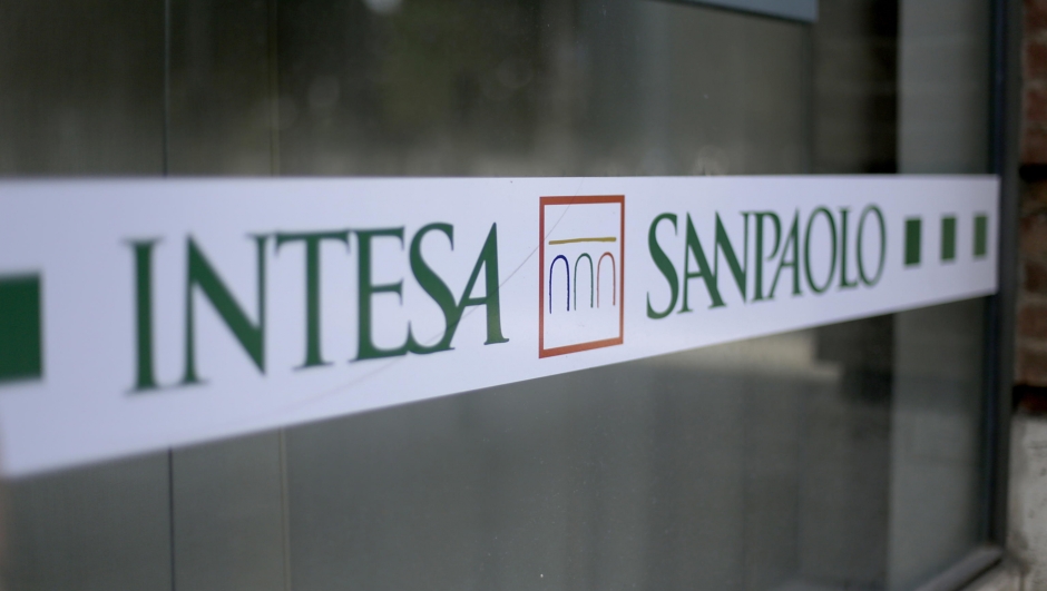 epa08226168 (FILE) - The logo of Italian banking group Intesa Sanpaolo is seen at a branch in Siena, Italy, 05 July 2018 (reissued 18 February 2020). Italian bank Intesa Sanpaolo has launched a bid to take over its rival, UBI Banca for 4.9 billion Euros.  EPA/MATTIA SEDDA *** Local Caption *** 54484352