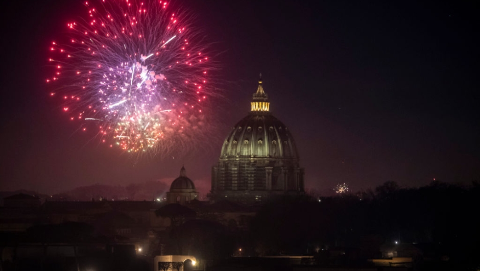 I fuori d'artificio illuminano la Basilica di San Pietro