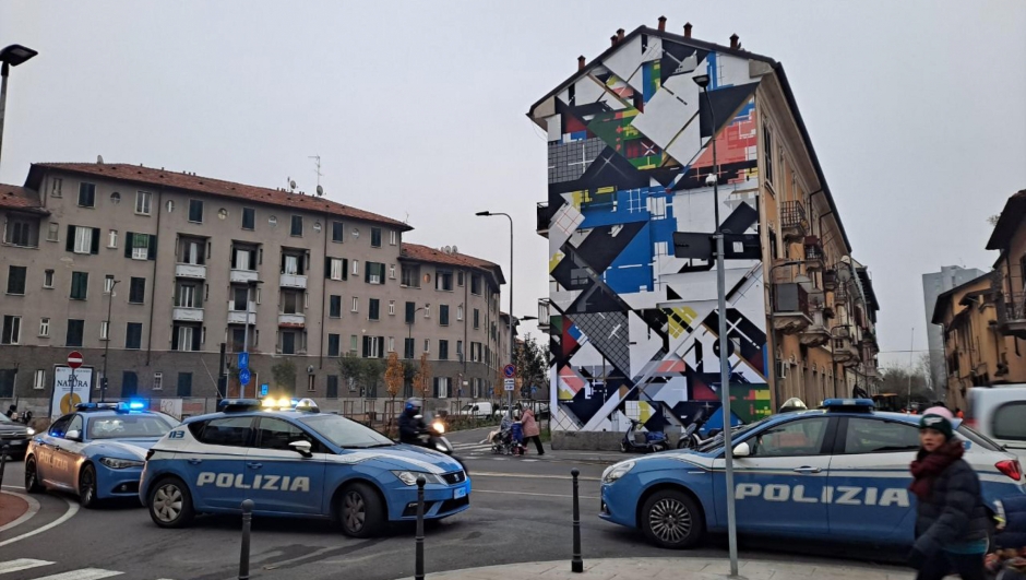 Una persona è stata uccisa, questa mattina, in un bar alla periferia di Milano nel quartiere Corvetto in via Bessarione. Sul posto è intervenuta la polizia. L'allarme è stato dato intorno alle 7.15. Al momento non è ancora stata ricostruita la dinamica del fatto di sangue. ANSA/ANDREA FASANI