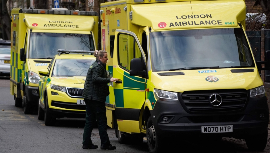 A paramedic shuts the door of an ambulance outside the Waterloo ambulance station in London on December 21, 2022. - Striking UK ambulance workers took to the picket lines, escalating a dispute with the government over its refusal to increase pay above inflation after recent walkouts by nurses. (Photo by Niklas HALLE'N / AFP)