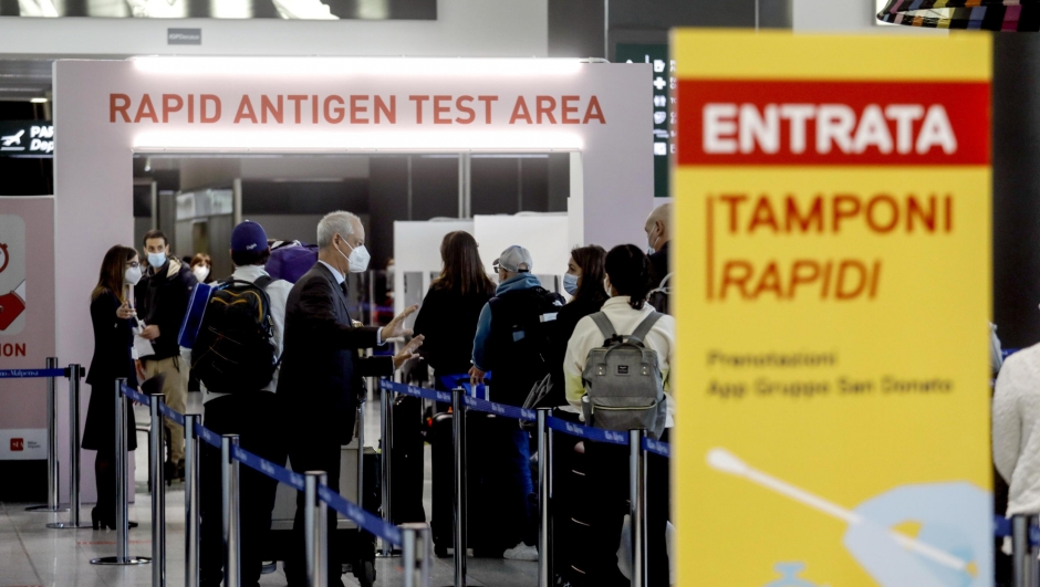 Health workers collect swabs and conduct tests on passengers arriving from the United States on Covid Tested flights  for coronavirus disease (COVID-19) positivity, at the Malpensa airport  in Ferno, Italy, 03 April 2021. ANSA / Mourad Balti Touati