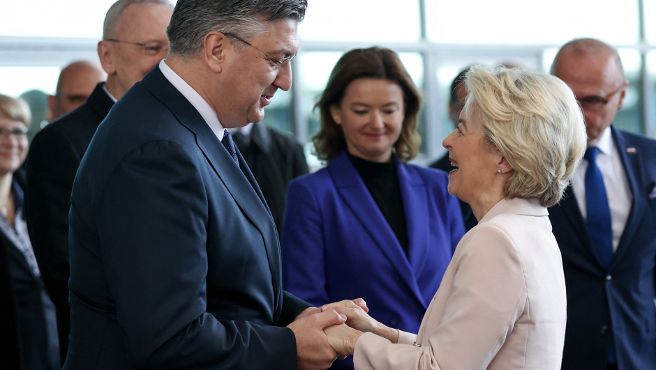 Croatian Prime Minister Andrej Plenkovic (L) shakes hands with European Commission President Ursula von der Leyen at the border crossing Bregana/Obrezje between Croatia and Slovenia on January 1, 2023. - At midnight Croatia became the 27th nation in the passport-free Schengen zone, the world's largest, which allows more than 400 million people to move freely between its members. (Photo by DAMIR SENCAR / AFP)