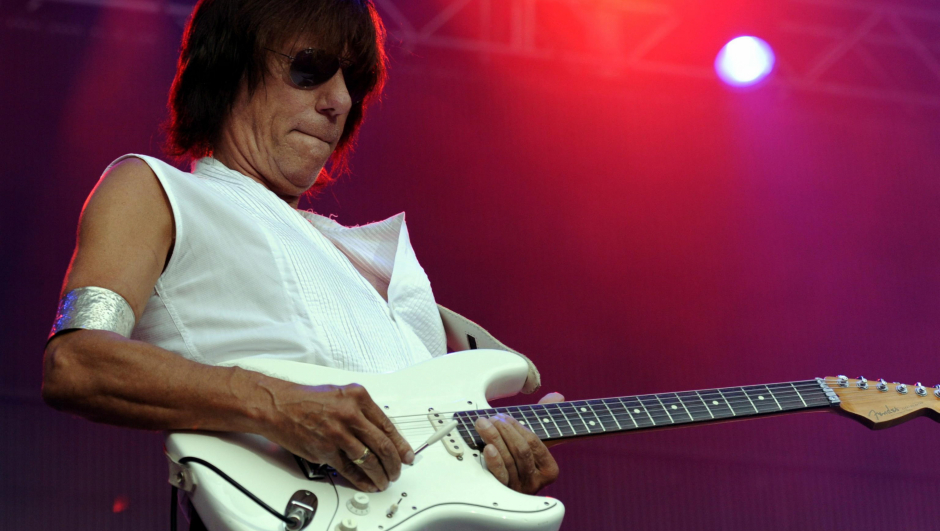 epa10400908 (FILE) - Jeff Beck from Britain performs during a concert of the Moon and Stars series on the Piazza Grand in Locarno, Switzerland 10 July 2010 (reissued 12 January 2023). Legendary British guitarist Jeff Beck has died on 10 January at the age of 78 after contracting bacterial meningitis, his family said in a statement on late 11 January 2023.  EPA/KARL MATHIS *** Local Caption *** 02244158