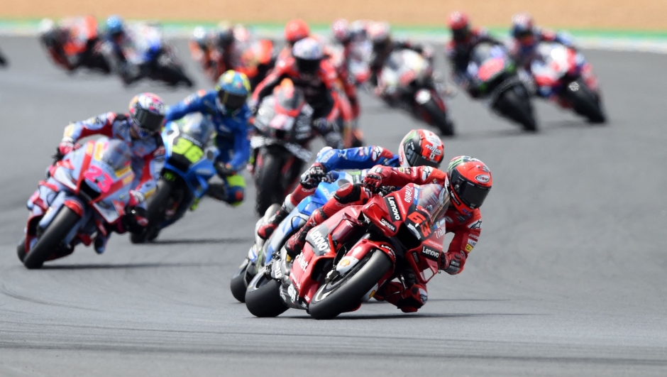 Riders take the start of the French Moto GP Grand Prix, at the Bugatti circuit in Le Mans, northwestern France, on May 15, 2022. (Photo by JEAN-FRANCOIS MONIER / AFP)