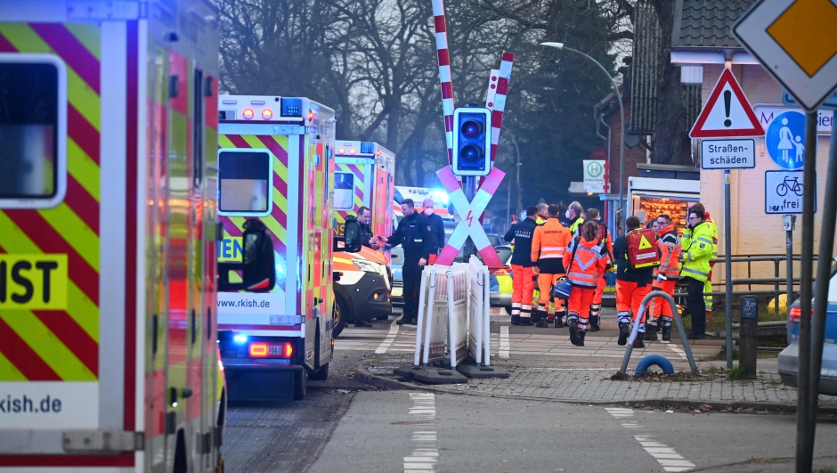 TOPSHOT - Rescue teams, ambulances and police stand at a railway crossing at the station of Brokstedt, northern Germany, on January 23, 2023, after a man stabbed people on a regional train between the cities of Hamburg and Kiel, killing two people and wounding several otrhers. - The suspect was taken into custody at the railway station in the town of Brokstedt. (Photo by Jonas Walzberg / dpa / AFP) / Germany OUT