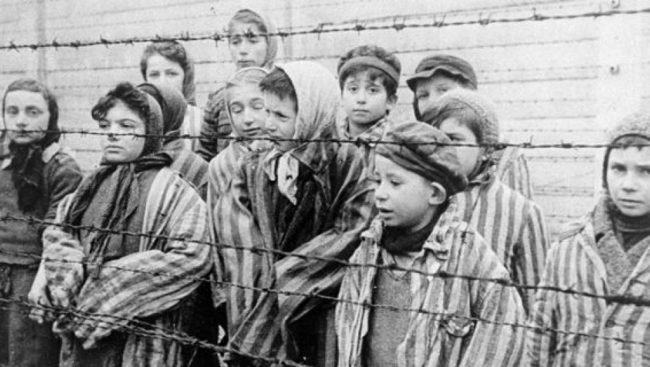 Una foto di alcuni bambini in un campo di concentramento - public domain