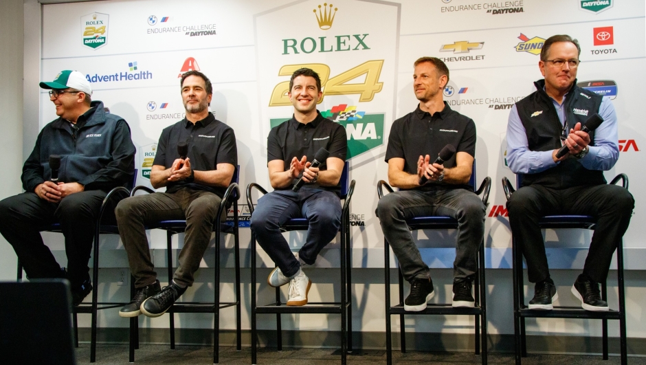 Jenson Button, quarto da sinistra, con il team Garage 56