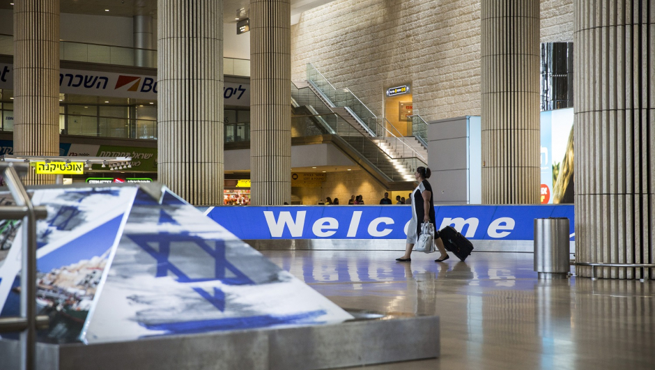 Aeroporto di Tel Aviv una coppia lascia il figlio per imbarcarsi