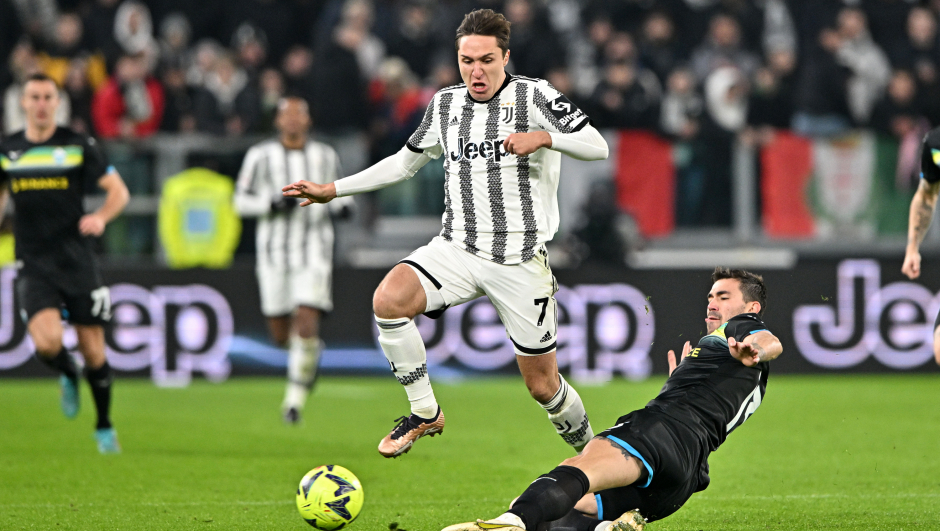 TURIN, ITALY - FEBRUARY 02: Federico Chiesa of Juventus battles for the ball with Alessio Romagnoli of SS Lazio during the Coppa Italia Quarter Final match between Juventus FC and SS Lazio at Allianz Stadium on February 02, 2023 in Turin, Italy. (Photo by Chris Ricco - Juventus FC/Juventus FC via Getty Images)