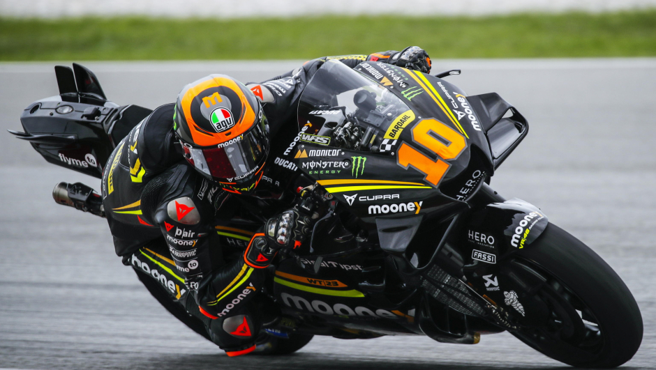 epa10460205 Italian MotoGP rider Luca Marini of Mooney VR46 Racing Team in action during the second day of the MotoGP pre-season test session at the Sepang International Circuit, in Sepang, Malaysia, 11 February 2023.  EPA/FAZRY ISMAIL